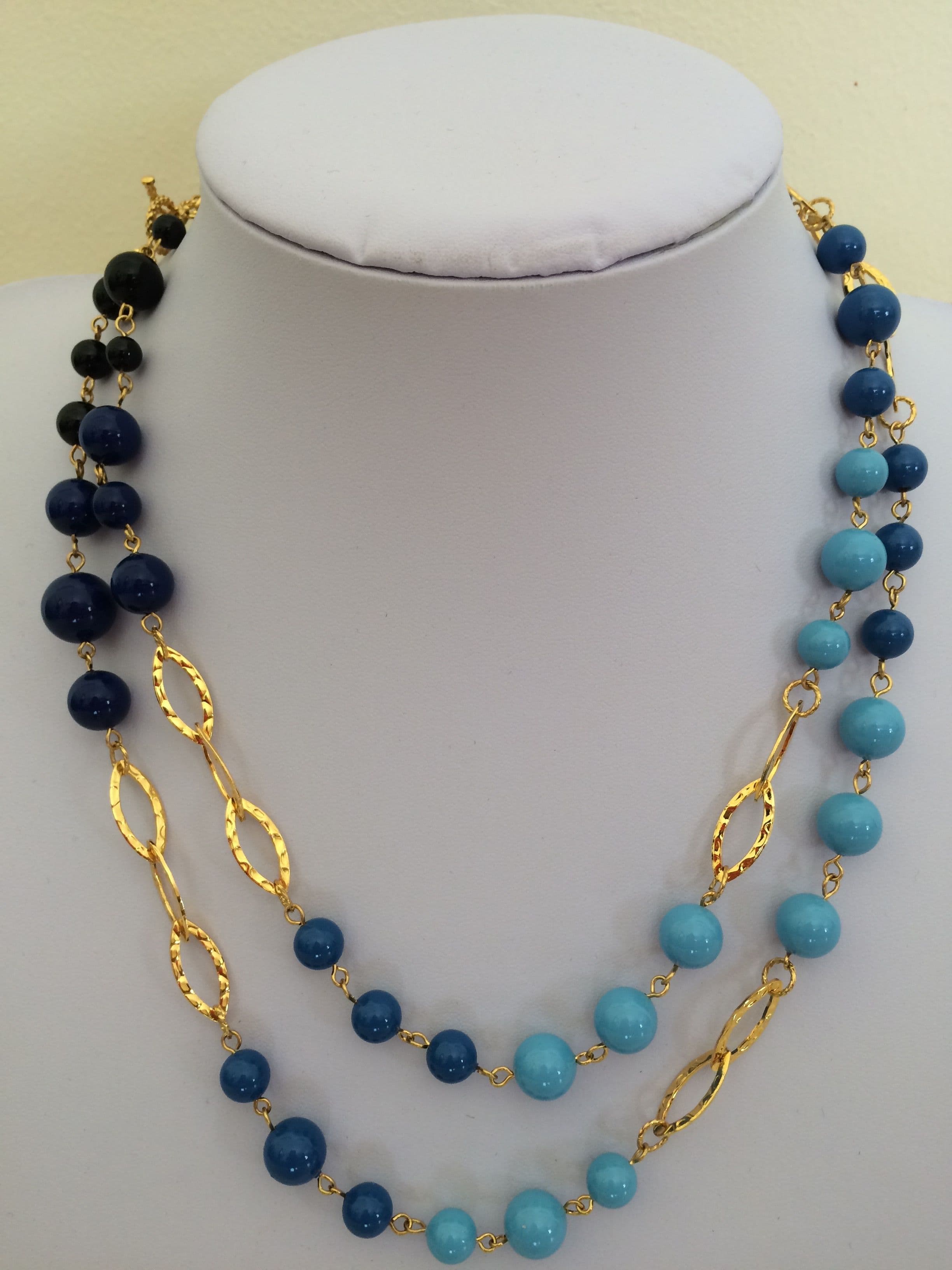 Collar de perlas azules